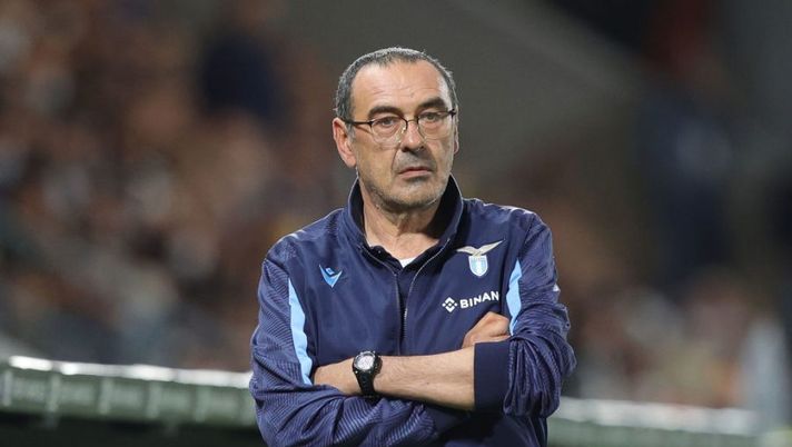 LA SPEZIA, ITALY - APRIL 30: Maurizio Sarri manager of SS Lazio looks on during the Serie A match between Spezia Calcio and SS Lazio at Stadio Alberto Picco on April 30, 2022 in La Spezia, Italy. (Photo by Gabriele Maltinti/Getty Images) Lazio, la Gazzetta: “Il vero pallino di Sarri può arrivare dal Chelsea in estate” - immagine 1