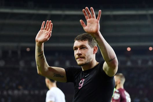 TURIN, ITALY - MAY 20: Andrea Belotti of Torino FC acknowledges the fans following their side's defeat in the Serie A match between Torino FC and AS Roma at Stadio Olimpico di Torino on May 20, 2022 in Turin, Italy. (Photo by Valerio Pennicino/Getty Images) Rocio: “Pinamonti in viola? Vorrei Belotti, la Fiorentina ha bisogno di lui”- immagine 2
