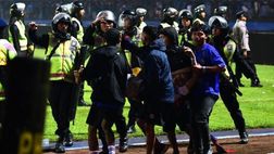 Macello in Indonesia, invasione folle e fuggi-fuggi: per un derby perso 182 vittime!