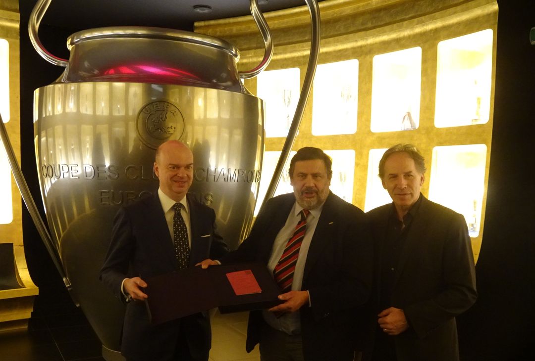 Il momento della consegna dello statuto: Fassone, La Scala e Baresi