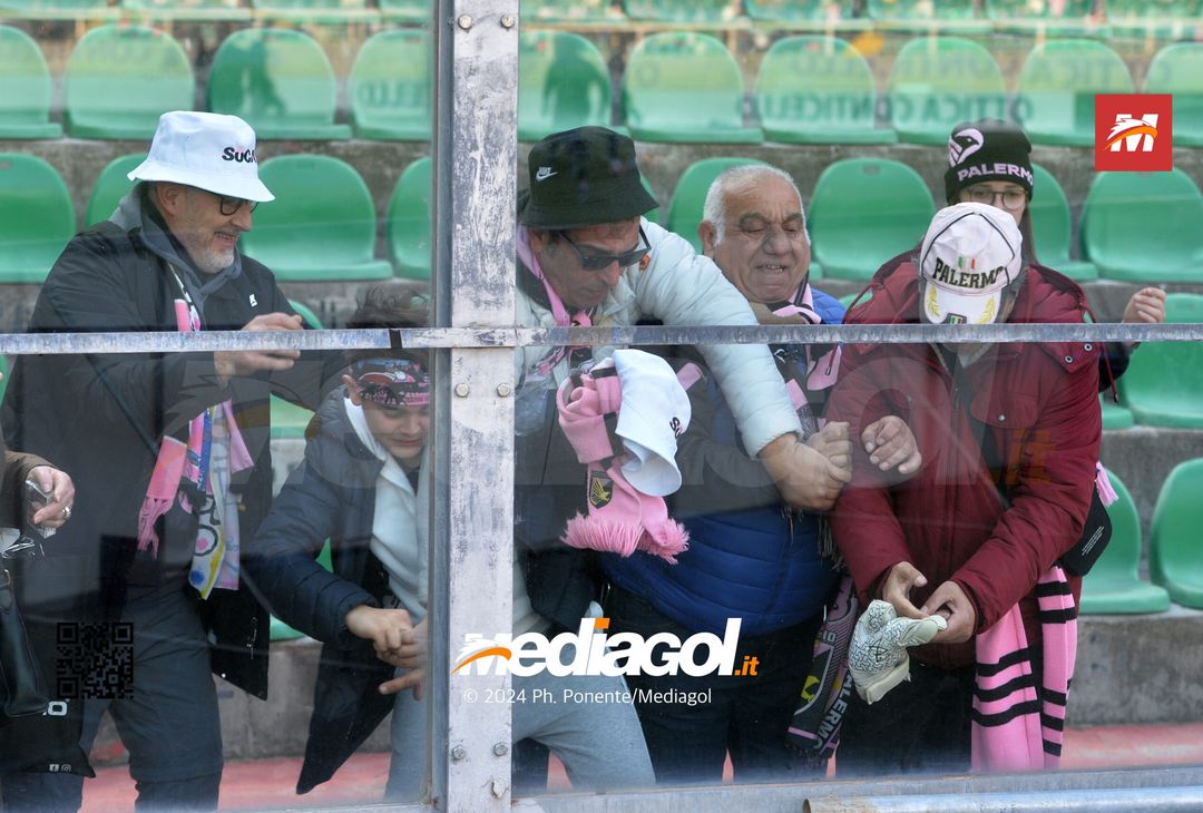 FOTOTIFO Palermo-Como 3-0, gli scatti ai tifosi al “Renzo Barbera” (GALLERY) - immagine 83