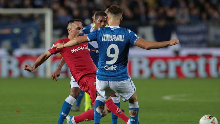 BRESCIA, ITALY - OCTOBER 21:  Franck Ribery of ACF Fiorentina is challenged by Alfredo Donnarumma of Brescia Calcio during the Serie A match between Brescia Calcio and ACF Fiorentina at Stadio Mario Rigamonti on October 21, 2019 in Brescia, Italy.  (Photo by Emilio Andreoli/Getty Images) 