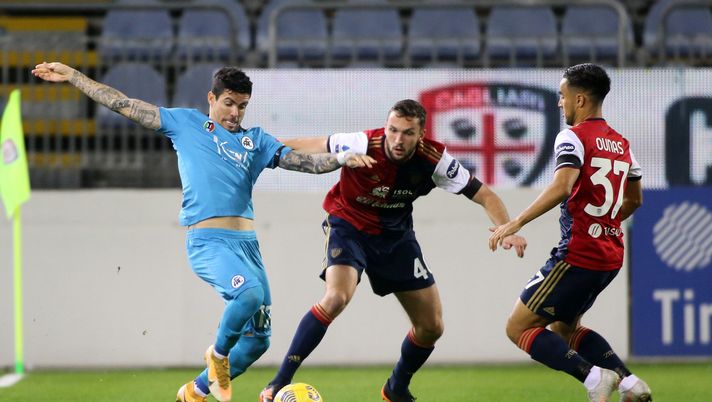 CAGLIARI, ITALY - NOVEMBER 29: Adam Ounas of Cagliari in contrast with Adam Ounas during the Serie A match between Cagliari Calcio and Spezia Calcio at Sardegna Arena on November 29, 2020 in Cagliari, Italy. (Photo by Enrico Locci/Getty Images) CAGLIARI, ITALY - NOVEMBER 29: Adam Ounas of Cagliari in contrast with Adam Ounas during the Serie A match between Cagliari Calcio and Spezia Calcio at Sardegna Arena on November 29, 2020 in Cagliari, Italy. (Photo by Enrico Locci/Getty Images)