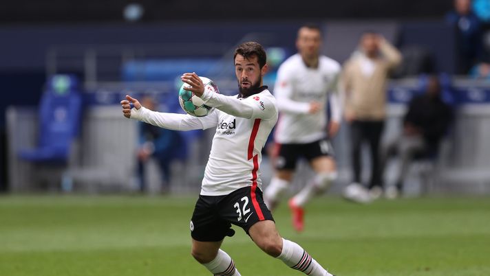 GELSENKIRCHEN, GERMANY - MAY 15: Amin Younes of Frankfurt runs with the ball during the Bundesliga match between FC Schalke 04 and Eintracht Frankfurt at Veltins-Arena on May 15, 2021 in Gelsenkirchen, Germany. Sporting stadiums around Germany remain under strict restrictions due to the Coronavirus Pandemic as Government social distancing laws prohibit fans inside venues resulting in games being played behind closed doors. (Photo by Lars Baron/Getty Images) GELSENKIRCHEN, GERMANY - MAY 15: Amin Younes of Frankfurt runs with the ball during the Bundesliga match between FC Schalke 04 and Eintracht Frankfurt at Veltins-Arena on May 15, 2021 in Gelsenkirchen, Germany. Sporting stadiums around Germany remain under strict restrictions due to the Coronavirus Pandemic as Government social distancing laws prohibit fans inside venues resulting in games being played behind closed doors. (Photo by Lars Baron/Getty Images)