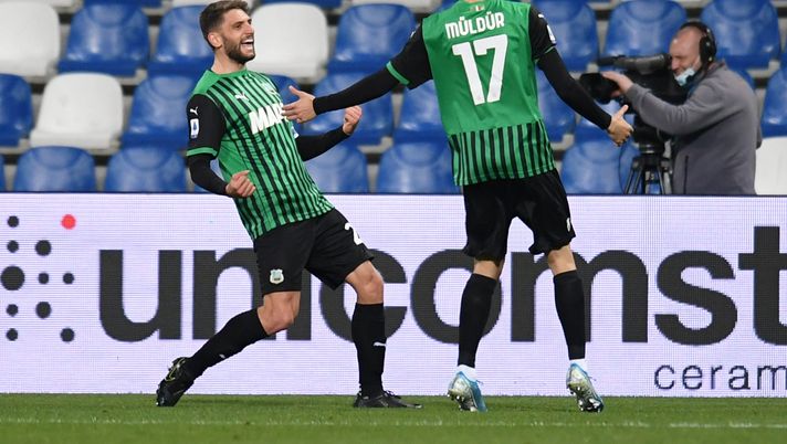 REGGIO NELL'EMILIA, ITALY - APRIL 24: Domenico Berardi of Sassuolo celebrates with Mert Muelduer after scoring their team's first goal during the Serie A match between US Sassuolo and UC Sampdoria at Mapei Stadium - Città del Tricolore on April 24, 2021 in Reggio nell'Emilia, Italy. Sporting stadiums around Italy remain under strict restrictions due to the Coronavirus Pandemic as Government social distancing laws prohibit fans inside venues resulting in games being played behind closed doors. (Photo by Alessandro Sabattini/Getty Images) REGGIO NELL'EMILIA, ITALY - APRIL 24: Domenico Berardi of Sassuolo celebrates with Mert Muelduer after scoring their team's first goal during the Serie A match between US Sassuolo and UC Sampdoria at Mapei Stadium - Città del Tricolore on April 24, 2021 in Reggio nell'Emilia, Italy. Sporting stadiums around Italy remain under strict restrictions due to the Coronavirus Pandemic as Government social distancing laws prohibit fans inside venues resulting in games being played behind closed doors. (Photo by Alessandro Sabattini/Getty Images)
