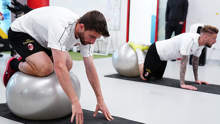 Fabio Borini e Samu Castillejo del Milan in allenamento nella palestra di Milanello (credits: acmilan.com) Fabio Borini e Samu Castillejo del Milan in allenamento nella palestra di Milanello (credits: acmilan.com)