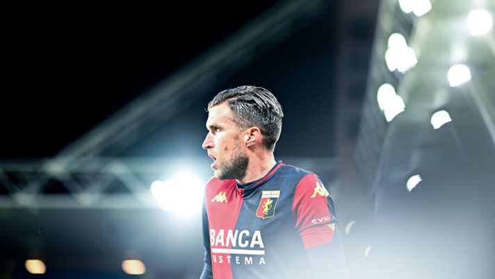 GENOA, ITALY - MARCH 13: Kevin Strootman of Genoa looks on during the Serie A match between Genoa CFC and Udinese Calcio at Stadio Luigi Ferraris on March 13, 2021 in Genoa, Italy. (Photo by Paolo Rattini/Getty Images) Genoa, fra Strootman e Kucka: cosa filtra sulle strategie di mercato per il centrocampo - immagine 1