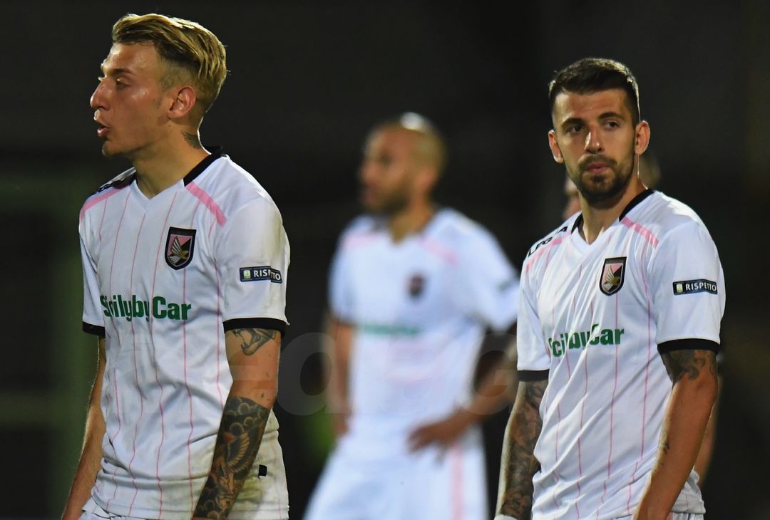  VENICE, ITALY - APRIL 27: US Citta di Palermo players show their dejection during the serie B match between Venezia FC and US Citta di Palermo at Stadio Pier Luigi Penzo on April 27, 2018 in Venice, Italy.  (Photo by Alessandro Sabattini/Getty Images) 