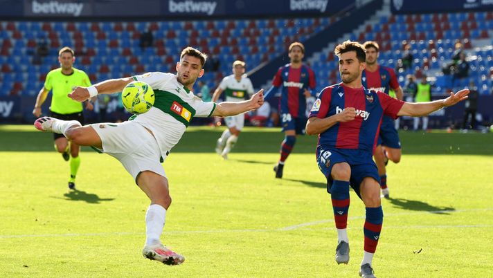 VALENCIA, SPAIN - NOVEMBER 21: Lucas Boye of Elche CF is challenged by Sergio Postigo of Levante UD during the La Liga Santander match between Levante UD and Elche CF at Ciutat de Valencia Stadium on November 21, 2020 in Valencia, Spain. Football Stadiums around Europe remain empty due to the Coronavirus Pandemic as Government social distancing laws prohibit fans inside venues resulting in fixtures being played behind closed doors. (Photo by David Ramos/Getty Images) VALENCIA, SPAIN - NOVEMBER 21: Lucas Boye of Elche CF is challenged by Sergio Postigo of Levante UD during the La Liga Santander match between Levante UD and Elche CF at Ciutat de Valencia Stadium on November 21, 2020 in Valencia, Spain. Football Stadiums around Europe remain empty due to the Coronavirus Pandemic as Government social distancing laws prohibit fans inside venues resulting in fixtures being played behind closed doors. (Photo by David Ramos/Getty Images)