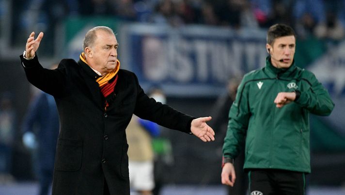ROME, ITALY - DECEMBER 09: Galatasaray head coach Fatih Terim during the UEFA Europa League group E match between SS Lazio and Galatasaray at Olimpico Stadium on December 09, 2021 in Rome, Italy. (Photo by Marco Rosi - SS Lazio/Getty Images) Terim: “Per la Turchia non sarà facile col Portogallo. Italia? Gigante mondiale” - immagine 1