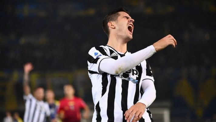 Juventus' Spanish forward Alvaro Morata reacts during the Italian Serie A football match between Hellas Verona and Juventus on October 30, 2021 at the Bentegodi stadium in Verona. (Photo by Marco BERTORELLO / AFP) (Photo by MARCO BERTORELLO/AFP via Getty Images) Sky: “Morata vede aumentare le chances di restare, il Barça non cambia strategia” - immagine 1