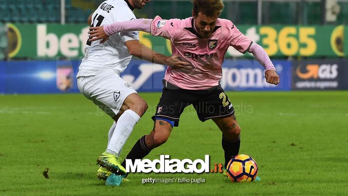 PALERMO, ITALY - NOVEMBER 30:  Francesco Migliore (L) of Spezia and Alessandro Diamanti of Palermo compete for the ball during the TIM Cup match between US Citta di Palermo and AC Spezia at Stadio Renzo Barbera on November 30, 2016 in Palermo, Italy.  (Photo by Tullio M. Puglia/Getty Images) 