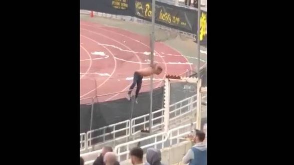 AEK, derby shock ad Atene: un tifoso perde l’equilibrio e cade nel fosso, giallo sulle sue condizioni- immagine 2