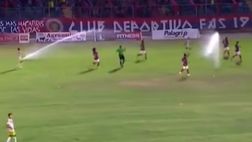 Pochi minuti alla fine, ma l’acqua degli irrigatori invade il campo: fermiamoci un attimo…