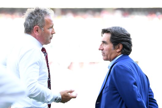 TURIN, ITALY - AUGUST 27: Torino FC head coach Sinisa Mihajlovic (L) talks with Torino FC president Urbano Cairo during the Serie A match between Torino FC and US Sassuolo FC at Stadio Olimpico Grande Torino on August 27, 2017 in Turin, Italy. (Photo by Valerio Pennicino/Getty Images) TURIN, ITALY - AUGUST 27: Torino FC head coach Sinisa Mihajlovic (L) talks with Torino FC president Urbano Cairo during the Serie A match between Torino FC and US Sassuolo FC at Stadio Olimpico Grande Torino on August 27, 2017 in Turin, Italy. (Photo by Valerio Pennicino/Getty Images)
