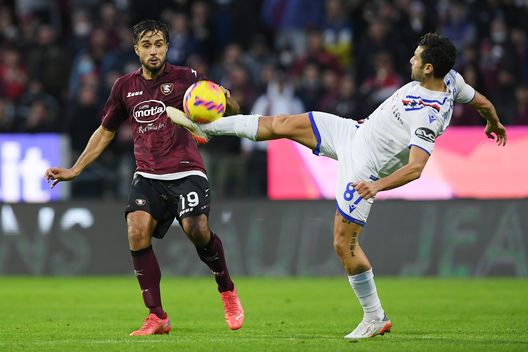 SALERNO, ITALY - NOVEMBER 21: Antonio Candreva of UC Sampdoria vies with Luca Ranieri of US Salernitana during the Serie A match between US Salernitana and UC Sampdoria at Stadio Arechi on November 21, 2021 in Salerno, Italy. (Photo by Francesco Pecoraro/Getty Images) VN – Ranieri, sempre viva l’ipotesi di un club di Serie A. Il punto- immagine 2