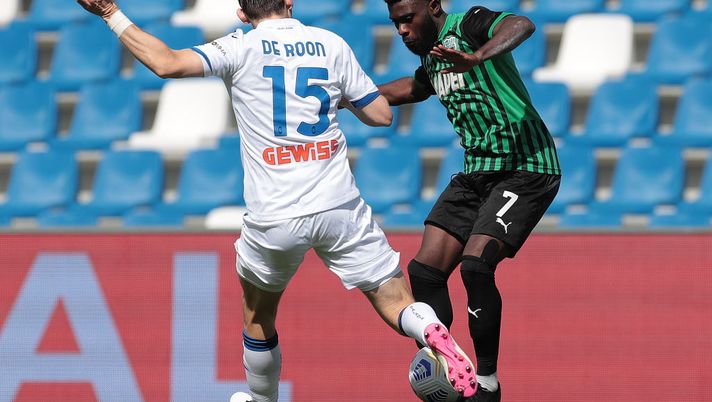 REGGIO NELL'EMILIA, ITALY - MAY 02: Jeremie Boga of U.S. Sassuolo Calcio is challenged by Marten De Roon of Atalanta B.C. during the Serie A match between US Sassuolo and Atalanta BC at Mapei Stadium - Città del Tricolore on May 02, 2021 in Reggio nell'Emilia, Italy. Sporting stadiums around Italy remain under strict restrictions due to the Coronavirus Pandemic as Government social distancing laws prohibit fans inside venues resulting in games being played behind closed doors. (Photo by Emilio Andreoli/Getty Images) Atalanta, Daniel fratello – procuratore di Boga: “Jeremie è pronto, entusiasta e ha scelto la 10 senza paura” - immagine 1