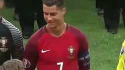 VIDEO / Mondiali, la scena più bella: Cristiano Ronaldo ‘incanta’ le due mascotte