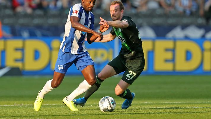 BERLIN, GERMANY - AUGUST 25: Maximilian Arnold (L) of Wolfsburg challenges for the ball with Salomon Kalou of Berlin during the Bundesliga match between Hertha BSC and VfL Wolfsburg at Olympiastadion on August 25, 2019 in Berlin, Germany. (Photo by Matthias Kern/Bongarts/Getty Images) BERLIN, GERMANY - AUGUST 25: Maximilian Arnold (L) of Wolfsburg challenges for the ball with Salomon Kalou of Berlin during the Bundesliga match between Hertha BSC and VfL Wolfsburg at Olympiastadion on August 25, 2019 in Berlin, Germany. (Photo by Matthias Kern/Bongarts/Getty Images)