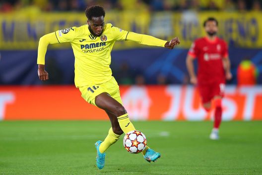 VILLARREAL, SPAIN - MAY 03: Boulaye Dia of Villareal FC controls the ball during the UEFA Champions League Semi Final Leg Two match between Villarreal and Liverpool at Estadio de la Ceramica on May 03, 2022 in Villarreal, Spain. (Photo by Eric Alonso/Getty Images)
