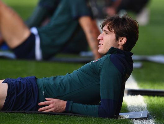 FLORENCE, ITALY - OCTOBER 05: Federico Chiesa looks on during an Italy training session at Centro Tecnico Federale di Coverciano on October 05, 2020 in Florence, Italy. (Photo by Claudio Villa/Getty Images) FLORENCE, ITALY - OCTOBER 05: Federico Chiesa looks on during an Italy training session at Centro Tecnico Federale di Coverciano on October 05, 2020 in Florence, Italy. (Photo by Claudio Villa/Getty Images)