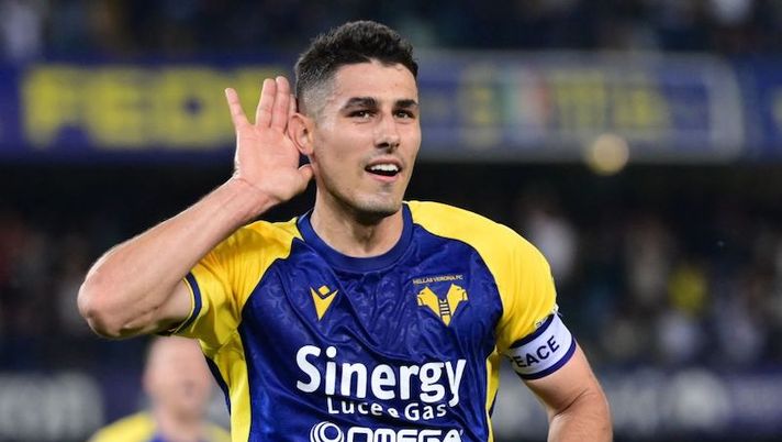 Hellas Verona's Italian midfielder Davide Faraoni celebrates after opening the scoring during the Italian Serie A football match between Hellas Verona and AC Milan on May 8, 2022 at the Marcantonio-Bentegodi stadium in Verona. (Photo by MIGUEL MEDINA / AFP) (Photo by MIGUEL MEDINA/AFP via Getty Images)  Verona, le ultime prove di formazione: da Faraoni a Lazovic e Lasagna, cosa filtra - immagine 1