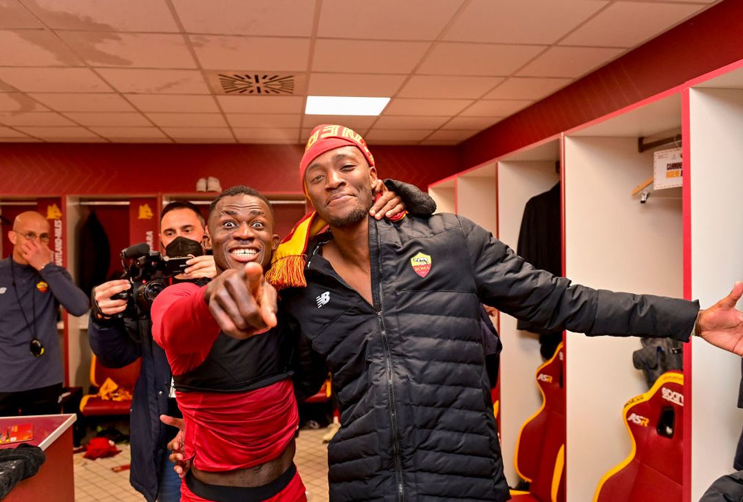 La Roma si scatena: Mancini con la bandiera, Abraham si spoglia – FOTO GALLERY - immagine 56