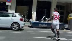 Papu Gomez va al negozio vestito da calciatore (video)