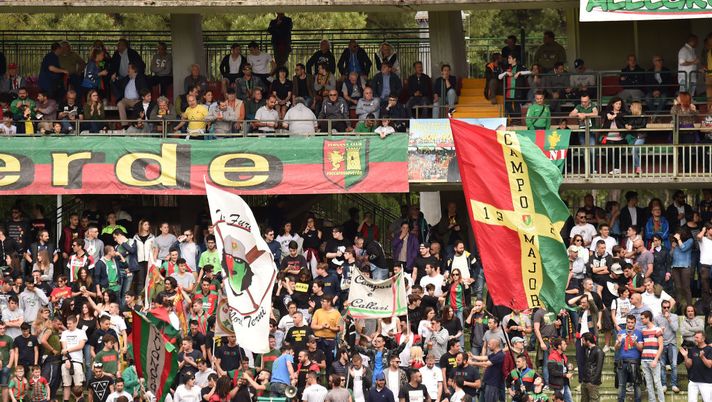 TERNI, ITALY - MAY 05: Fans of Ternana Calcio during the serie B match between Ternana Calcio and US Citta di Palermo at Stadio Libero Liberati on May 5, 2018 in Terni, Italy. (Photo by Giuseppe Bellini/Getty Images) TERNI, ITALY - MAY 05: Fans of Ternana Calcio during the serie B match between Ternana Calcio and US Citta di Palermo at Stadio Libero Liberati on May 5, 2018 in Terni, Italy. (Photo by Giuseppe Bellini/Getty Images)