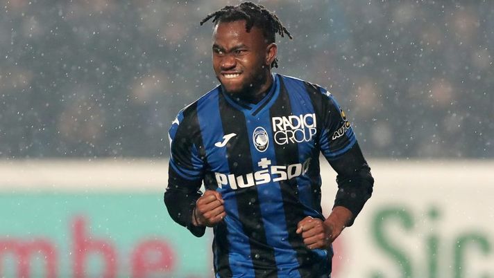 BERGAMO, ITALY - JANUARY 15: Ademola Lookman of Atalanta BC celebrates after scoring the team's second goal from the penalty spot during the Serie A match between Atalanta BC and Salernitana at Gewiss Stadium on January 15, 2023 in Bergamo, Italy. (Photo by Emilio Andreoli/Getty Images) Cinque nomi per il Mantra: chi schierare alla 30a giornata al fantacalcio - immagine 1