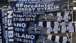VIDEO / Inter-Juventus, iniziano i primi sfottò: “Co…come mai co…come mai!” e spuntano sciarpe dell’Ajax