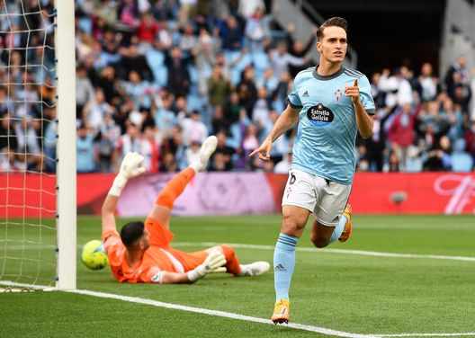 VIGO, SPAIN - MAY 15: Denis Suarez of RC Celta de Vigo celebrates scoring their side's first goal during the LaLiga Santander match between RC Celta de Vigo and Elche CF at Abanca-Balaídos on May 15, 2022 in Vigo, Spain. (Photo by Octavio Passos/Getty Images) D. Suarez si allontana. Lazio in netto vantaggio sul giocatore: ecco l’offerta- immagine 2