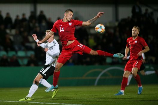 NORDERSTEDT, GERMANY - OCTOBER 10: Florian Krueger of Germany (L) fights for the ball with Jakub Kiwior of Poland (M) during the International Friendly match between Germany U20 and Poland U20 at Edmund-Plambeck-Stadion on October 10, 2019 in Norderstedt, Germany. (Photo by Selim Sudheimer/Getty Images for DFB) Qui Spezia, Capodanno choc per Kiwior: botte e resistenza a pubblico ufficiale- immagine 2