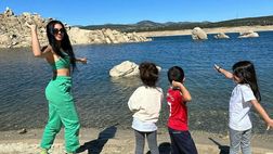Georgina Rodriguez, momenti di relax sulla spiaggia insieme ai figli
