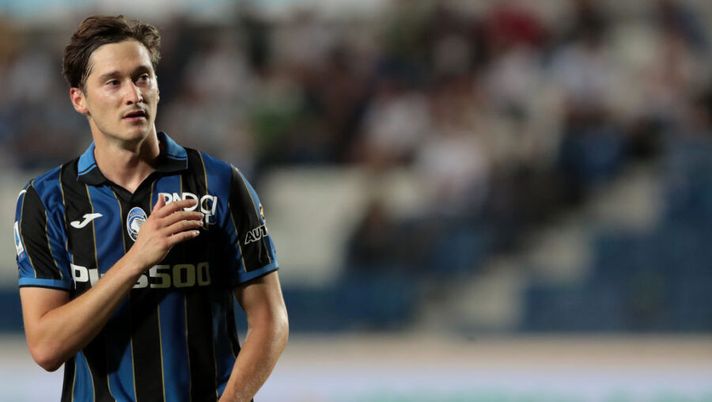 BERGAMO, ITALY - SEPTEMBER 11: Aleksej Miranchuk of Atalanta BC looks on during the Serie A match between Atalanta BC and ACF Fiorentina at Gewiss Stadium on September 11, 2021 in Bergamo, Italy. (Photo by Emilio Andreoli/Getty Images) Miranchuk al fanta? Cambia lo status, quando tenerlo e quando cederlo - immagine 1