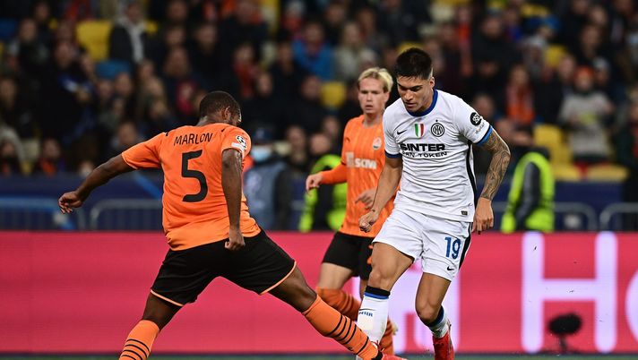 KIEV, UKRAINE - SEPTEMBER 28: Joaquin Correa of FC Internazionale is challenged by Marlon of Shakhtar Donetsk during the UEFA Champions League group D match between Shakhtar Donetsk and Inter at Metalist Stadium on September 28, 2021 in Kiev, Ukraine. (Photo by Mattia Ozbot - Inter/Inter via Getty Images) KIEV, UKRAINE - SEPTEMBER 28: Joaquin Correa of FC Internazionale is challenged by Marlon of Shakhtar Donetsk during the UEFA Champions League group D match between Shakhtar Donetsk and Inter at Metalist Stadium on September 28, 2021 in Kiev, Ukraine. (Photo by Mattia Ozbot - Inter/Inter via Getty Images)