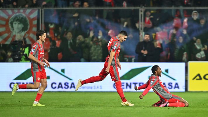 CREMONA, ITALY - JANUARY 28: David Okereke of US Cremonese celebrates after scoring the 1-0 goal during the Serie A match between US Cremonese and FC Internazionale at Stadio Giovanni Zini on January 28, 2023 in Cremona, Italy. (Photo by Marco M. Mantovani/Getty Images) Cremonese, zero vittorie e in vantaggio solo 4 volte: per un totale di 54 minuti… - immagine 1