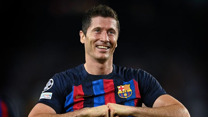 BARCELONA, SPAIN - SEPTEMBER 07: Robert Lewandowski of FC Barcelona celebrates after scoring his team's third goal during the UEFA Champions League group C match between FC Barcelona and Viktoria Plzen at Spotify Camp Nou on September 07, 2022 in Barcelona, Spain. (Photo by David Ramos/Getty Images) Amrabat al Barcellona? Non è detto: Lewandowski spinge per un suo ex compagno - immagine 1