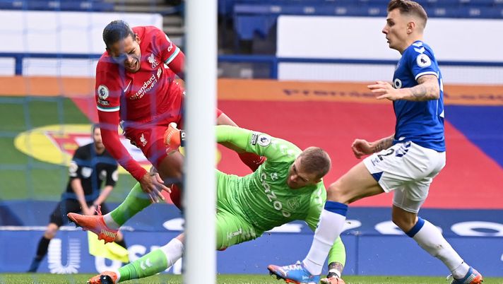 LIVERPOOL, ENGLAND - OCTOBER 17: Virgil van Dijk of Liverpool is tackled by Jordan Pickford of Everton which led to Virgil van Dijk being substituted for an injury during the Premier League match between Everton and Liverpool at Goodison Park on October 17, 2020 in Liverpool, England. Sporting stadiums around the UK remain under strict restrictions due to the Coronavirus Pandemic as Government social distancing laws prohibit fans inside venues resulting in games being played behind closed doors. (Photo by Laurence Griffiths/Getty Images) LIVERPOOL, ENGLAND - OCTOBER 17: Virgil van Dijk of Liverpool is tackled by Jordan Pickford of Everton which led to Virgil van Dijk being substituted for an injury during the Premier League match between Everton and Liverpool at Goodison Park on October 17, 2020 in Liverpool, England. Sporting stadiums around the UK remain under strict restrictions due to the Coronavirus Pandemic as Government social distancing laws prohibit fans inside venues resulting in games being played behind closed doors. (Photo by Laurence Griffiths/Getty Images)