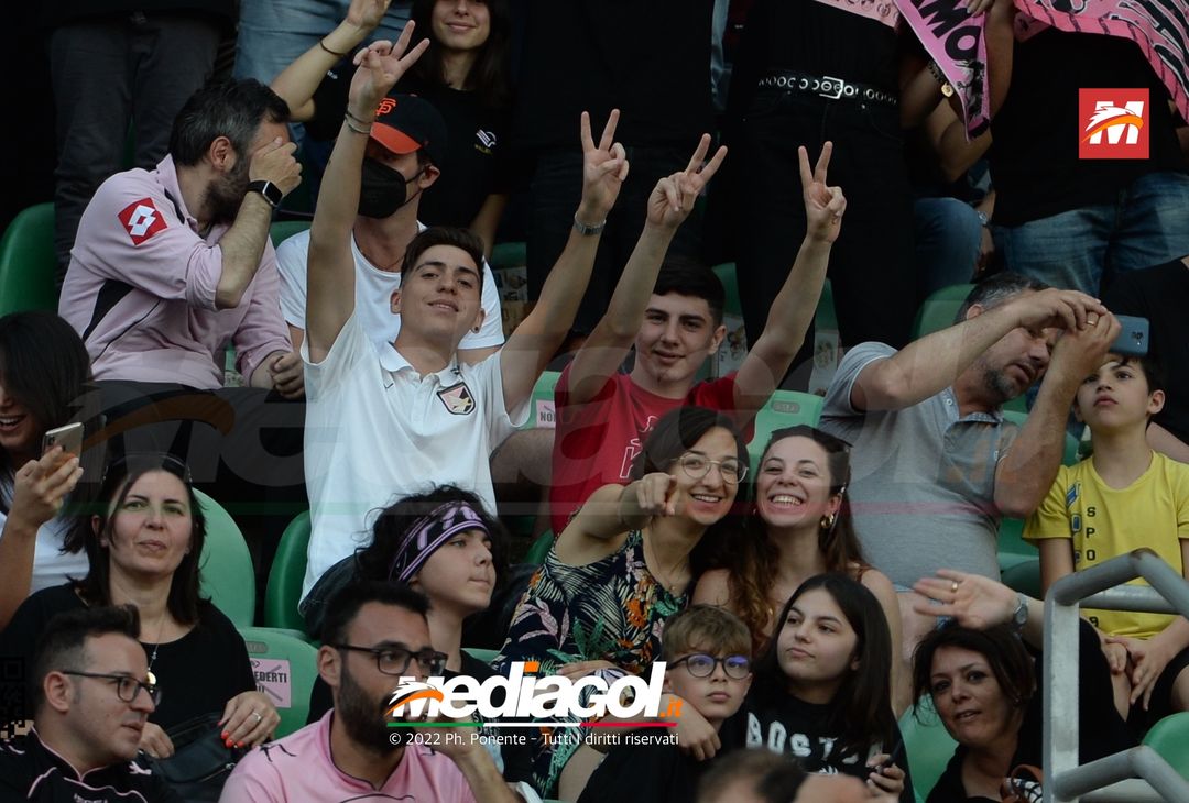 Fototifo, i tifosi allo stadio per Palermo-Feralpisaló 1-0 (gallery) - immagine 7