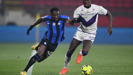 MONZA, ITALY - JANUARY 25: Enoch Owusu of FC Internazionale U19 competes for the ball with Olabode Kayode of ACF Fiorentina during the Supercoppa Primavera match between FC Internazionale U19 and ACF Fiorentina U19 at Stadio Brianteo on January 25, 2023 in Monza, Italy. (Photo by Mattia Pistoia - Inter/Inter via Getty Images)