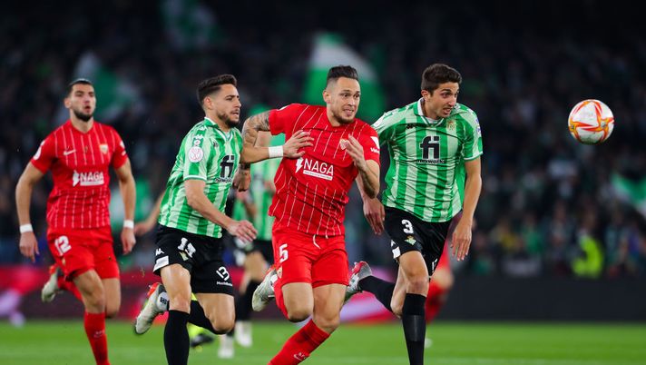 SEVILLE, SPAIN - JANUARY 15: Lucas Ocampos of Sevilla FC competes for the ball with Alex Moreno (L) and Edgar Gonzalez of Real Betis Balompie during the Real Betis Balompie and Sevilla Copa del Rey Round of 16 match at Estadio Benito Villamarin on January 15, 2022 in Seville, Spain. (Photo by Fran Santiago/Getty Images) SEVILLE, SPAIN - JANUARY 15: Lucas Ocampos of Sevilla FC competes for the ball with Alex Moreno (L) and Edgar Gonzalez of Real Betis Balompie during the Real Betis Balompie and Sevilla Copa del Rey Round of 16 match at Estadio Benito Villamarin on January 15, 2022 in Seville, Spain. (Photo by Fran Santiago/Getty Images)