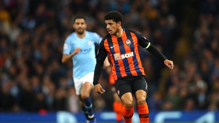 MANCHESTER, ENGLAND - NOVEMBER 07: Taison of Shakhtar Donetsk in action during the Group F match of the UEFA Champions League between Manchester City and FC Shakhtar Donetsk at Etihad Stadium on November 7, 2018 in Manchester, United Kingdom. (Photo by Clive Brunskill/Getty Images) MANCHESTER, ENGLAND - NOVEMBER 07: Taison of Shakhtar Donetsk in action during the Group F match of the UEFA Champions League between Manchester City and FC Shakhtar Donetsk at Etihad Stadium on November 7, 2018 in Manchester, United Kingdom. (Photo by Clive Brunskill/Getty Images)