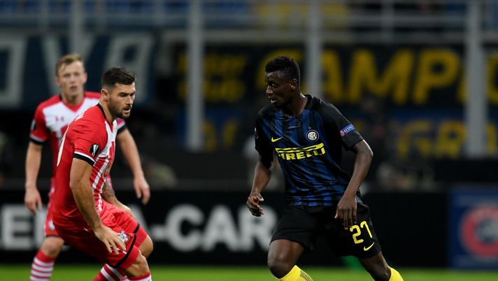 MILAN, ITALY - OCTOBER 20:  Assane Gnoukouri of FC Internazionale (R) in action during the UEFA Europa League match between FC Internazionale Milano and Southampton FC at Giuseppe Meazza Stadium on October 20, 2016 in Milan, Italy.  (Photo by Claudio Villa - Inter/Inter via Getty Images) 