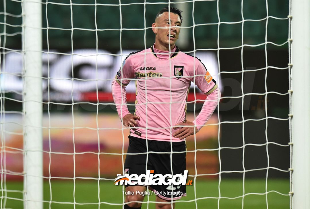  PALERMO, ITALY - FEBRUARY 04: Cesar Falletti of Palermo looks on during the Serie B match between US Citta di Palermo and Foggia at Stadio Renzo Barbera on February 04, 2019 in Palermo, Italy. (Photo by Tullio M. Puglia/Getty Images) 