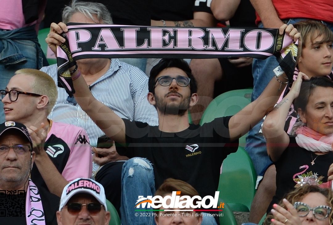 Fototifo, i tifosi allo stadio per Palermo-Feralpisaló 1-0 (gallery) - immagine 68