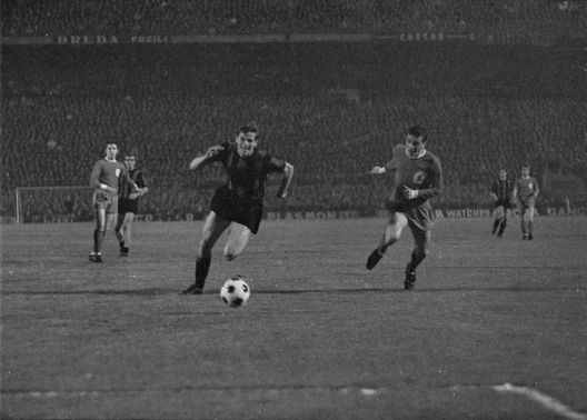 Giacinto Facchetti of FC Internazionale in action during the European Cup match between FC Internazionale and Liverpool at San Siro stadium on May 12, 1965 in Milan, Italy. FRASI STORICHE – Inter, 114 anni fra orgoglio, sofferenza vittorie, amarezze e… centrifughe- immagine 2