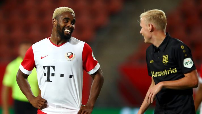 UTRECHT, NETHERLANDS - OCTOBER 02: Gyrano Kerk of FC Utrecht shares a joke with Lucas Woudenberg of SC Heerenveen during the Dutch Eredivisie match between FC Utrecht and SC Heerenveen at Stadion Galgenwaard on October 02, 2020 in Utrecht, Netherlands. (Photo by Dean Mouhtaropoulos/Getty Images) 