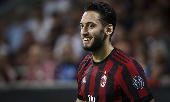  Hakan Calhanoglu, centrocampista del Milan (credits: acmilan.com) 