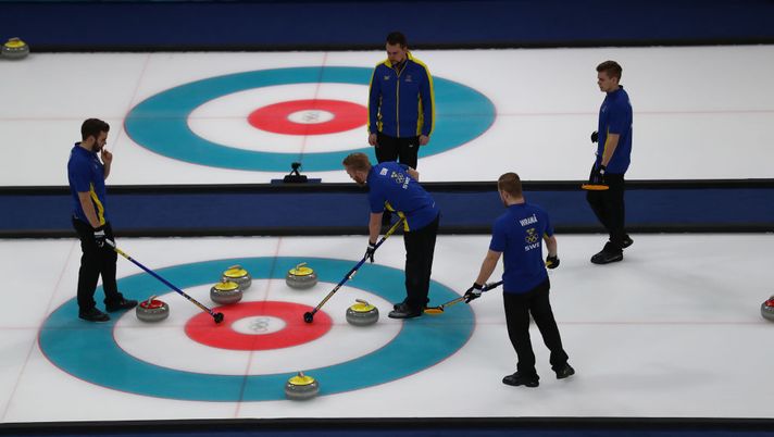 GANGNEUNG, SOUTH KOREA - FEBRUARY 24: Team Sweden lines up a shot against the United States during the Curling Men's Gold Medal game on day fifteen of the PyeongChang 2018 Winter Olympic Games at Gangneung Curling Centre on February 24, 2018 in Gangneung, South Korea. (Photo by Dean Mouhtaropoulos/Getty Images) GANGNEUNG, SOUTH KOREA - FEBRUARY 24: Team Sweden lines up a shot against the United States during the Curling Men's Gold Medal game on day fifteen of the PyeongChang 2018 Winter Olympic Games at Gangneung Curling Centre on February 24, 2018 in Gangneung, South Korea. (Photo by Dean Mouhtaropoulos/Getty Images)